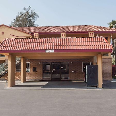 Super 8 By Wyndham Visalia Hotel Buitenkant foto