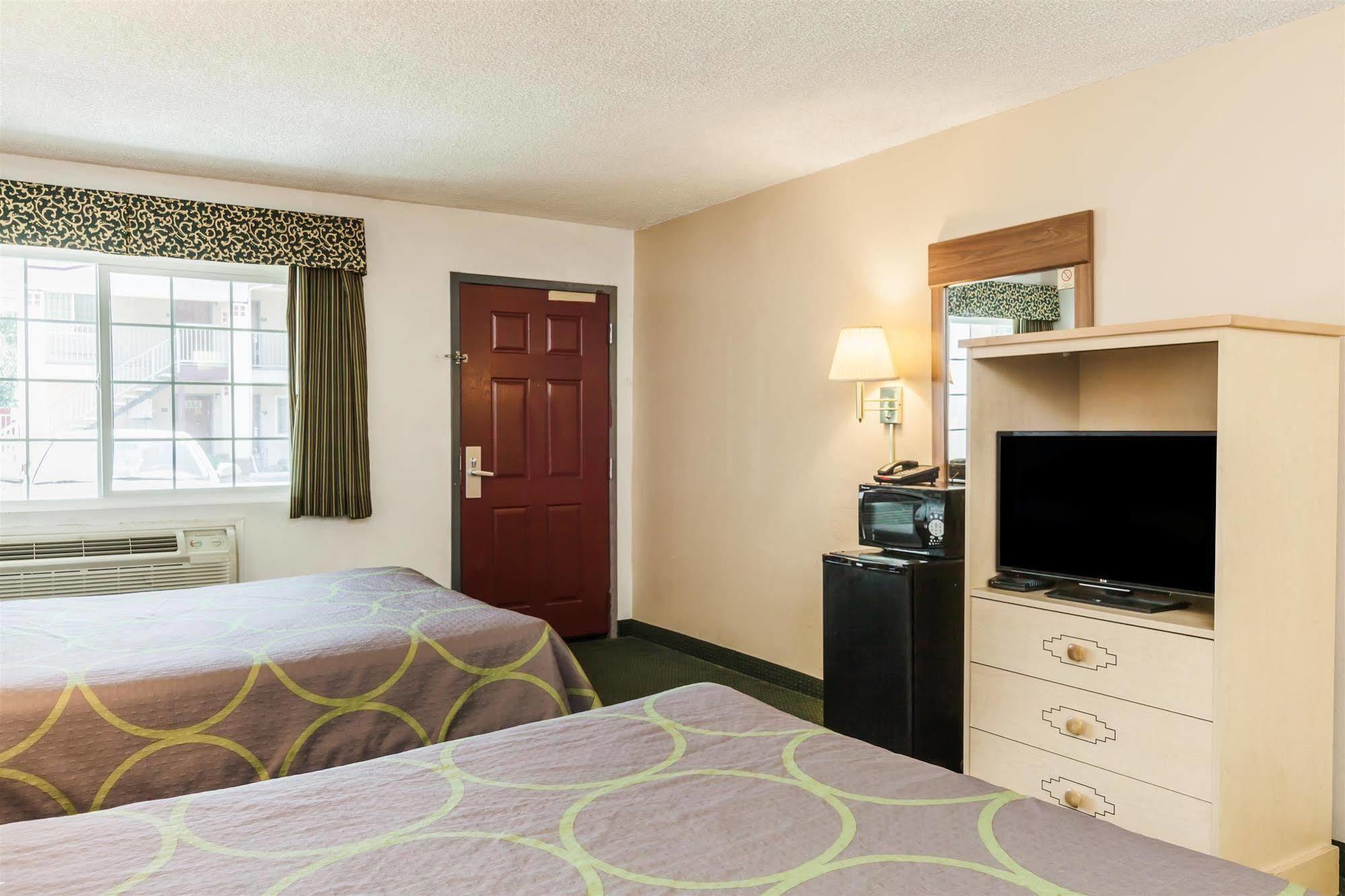 Super 8 By Wyndham Visalia Hotel Buitenkant foto