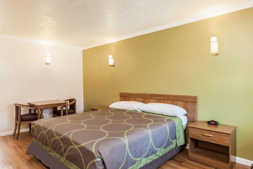 Super 8 By Wyndham Visalia Hotel Buitenkant foto